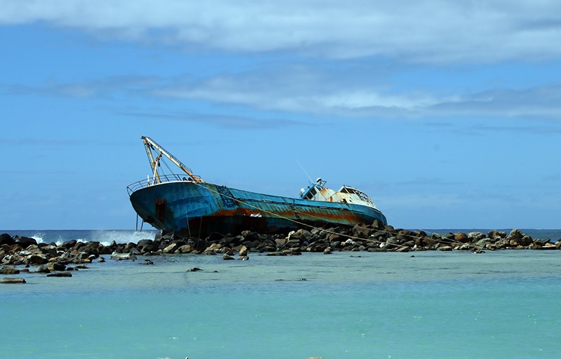 https://worldshipwrecks.wordpress.com/2014/06/10/fishing-boat-stuck-on-the-barrier-reef/